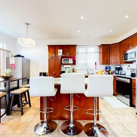 Apartment 4 Bedroom House In Ottawa, Great Location *
