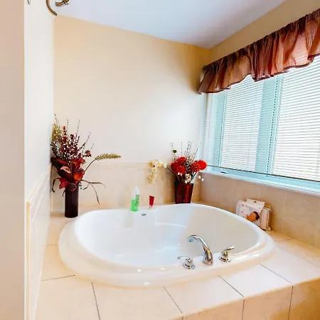 4 Bedroom House In Ottawa, Great Location Apartment