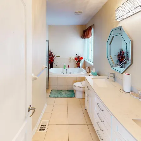 Apartment 4 Bedroom House In Ottawa, Great Location *