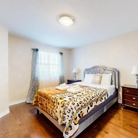 4 Bedroom House In Ottawa, Great Location Apartment