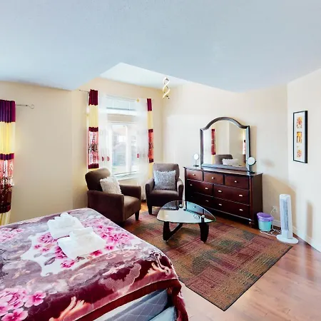4 Bedroom House In Ottawa, Great Location