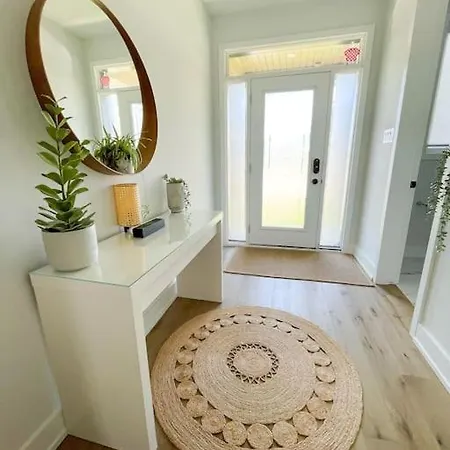 Lux-haven- Single Family Barrhaven Apartment