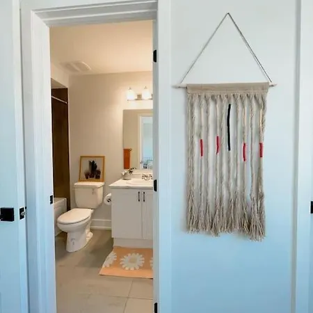 Lux-haven- Single Family Barrhaven Apartment *