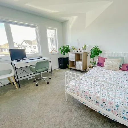 Lux-haven- Single Family Barrhaven Apartment