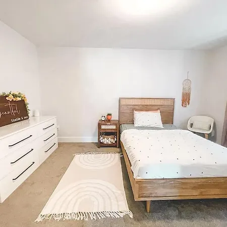 Lux-haven- Single Family Barrhaven Apartment *