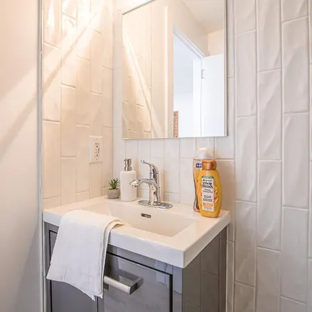 Cozy Private - 3 Minutes From Downtown With Free Parking