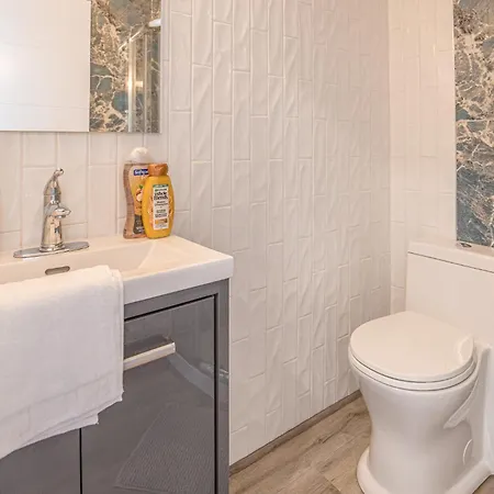 Cozy Private - 3 Minutes From Downtown With Free Parking