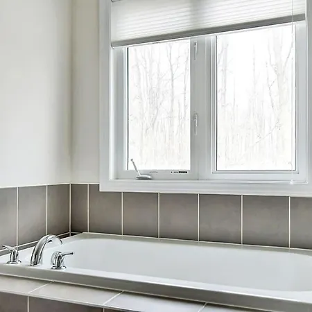 Holiday home Modern Townhome In Kanata W Direct Forest Access