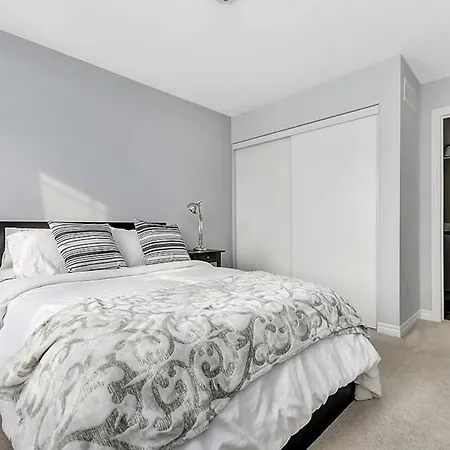 Holiday home Modern Townhome In Kanata W Direct Forest Access *