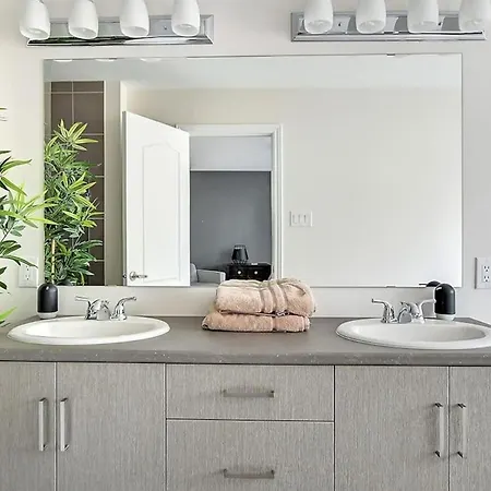 Holiday home Modern Townhome In Kanata W Direct Forest Access *