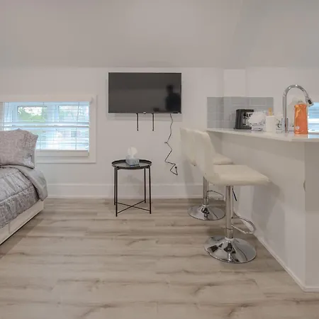 3 Minutes From Downtown - Free Parking