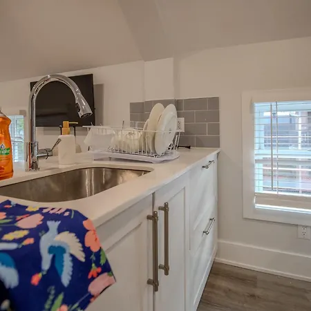 3 Minutes From Downtown - Free Parking