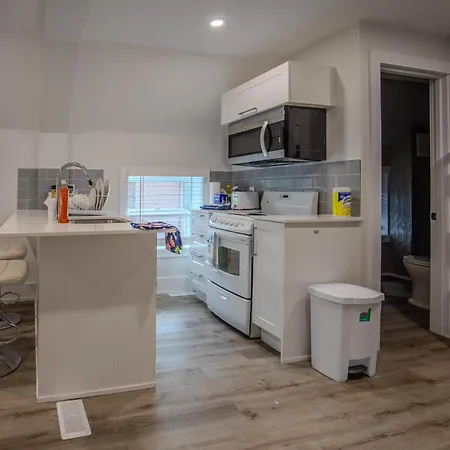 Hotel 3 Minutes From Downtown - Free Parking