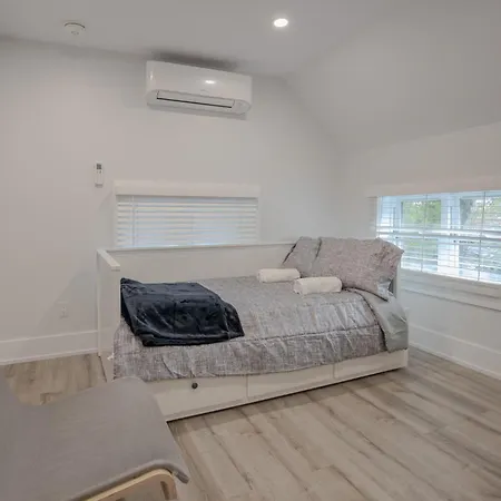 3 Minutes From Downtown - Free Parking Hotel