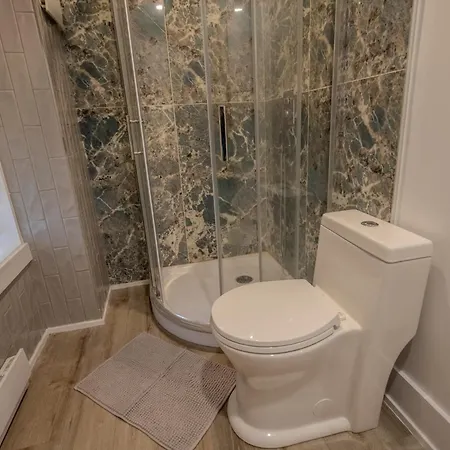 Hotel 3 Minutes From Downtown - Free Parking