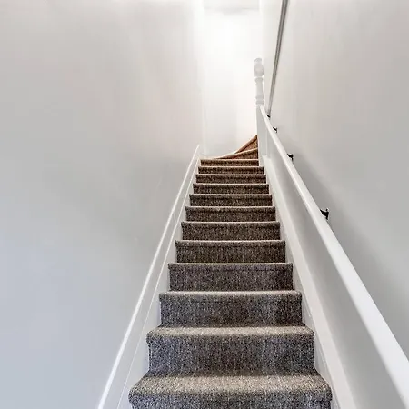 Modern Comfort - 3 Bedroom With Parking - Downtown *