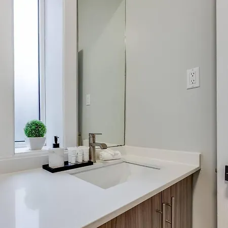 Modern Comfort - 3 Bedroom With Parking - Downtown Apartment