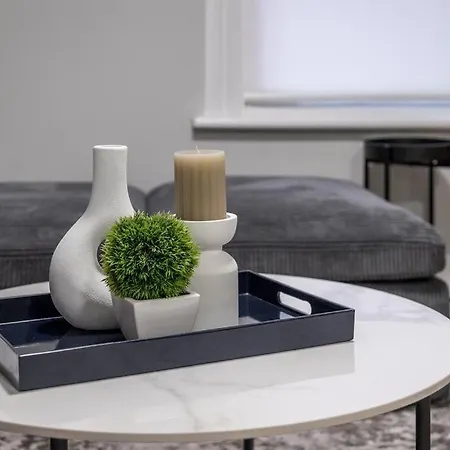 Modern Comfort - 3 Bedroom With Parking - Downtown Apartment