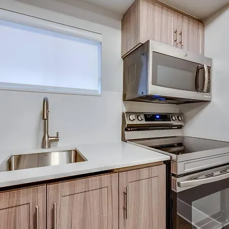 Modern Comfort - 3 Bedroom With Parking - Downtown Apartment