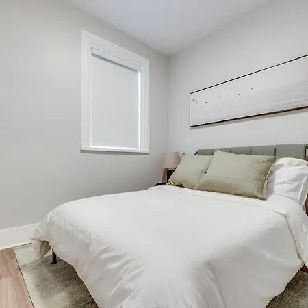 Modern Comfort - 3 Bedroom With Parking - Downtown Apartment *