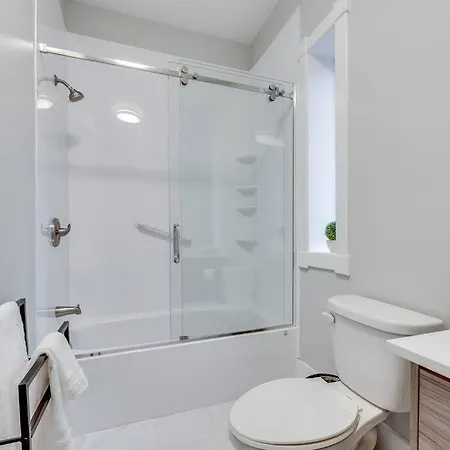 Modern Comfort - 3 Bedroom With Parking - Downtown Apartment *