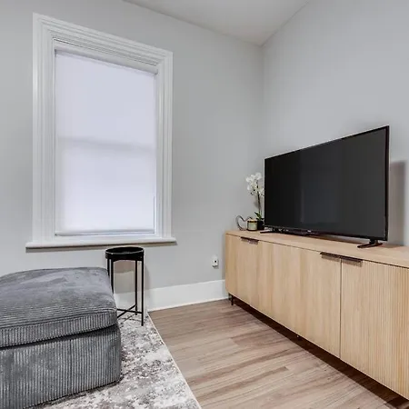 Modern Comfort - 3 Bedroom With Parking - Downtown Apartment *