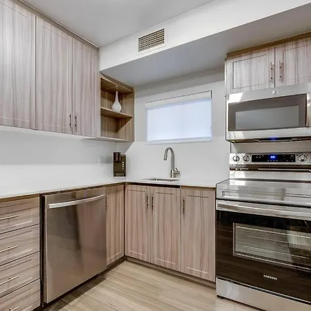 Modern Comfort - 3 Bedroom With Parking - Downtown