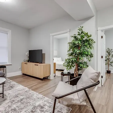 Modern Comfort - 3 Bedroom With Parking - Downtown Apartment *