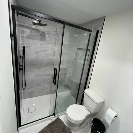 Apartment Private Separate Furnished Unit 'entire Place', With A Full Access To A Backyard
