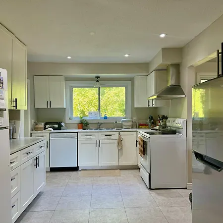 Homestay Free Parking Quiet Close To College Ottawa