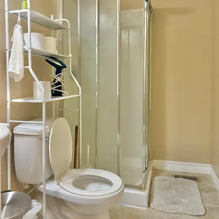 Free Parking Quiet Close To College Homestay Ottawa