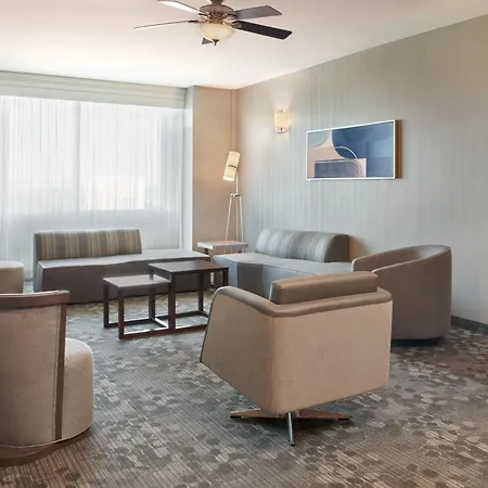 Courtyard By Marriott East Hotel