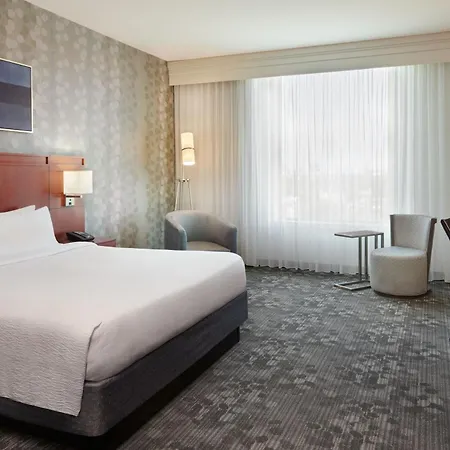 Courtyard By Marriott East Hotel