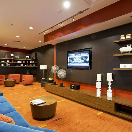 Courtyard By Marriott East Hotel