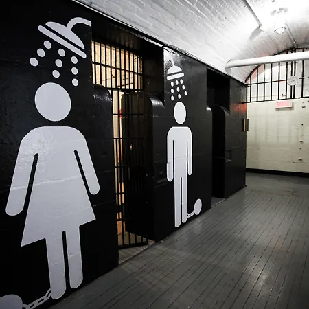 Saintlo Ottawa Jail Hostel
