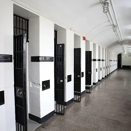 Saintlo Ottawa Jail Hostel