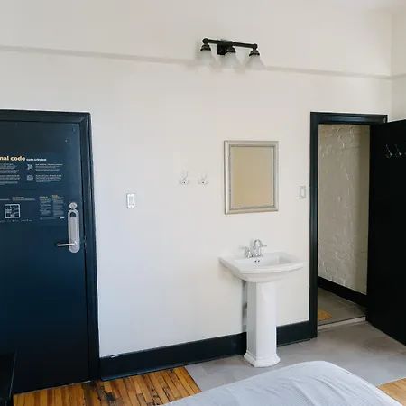Saintlo Ottawa Jail Hostel Ottawa
