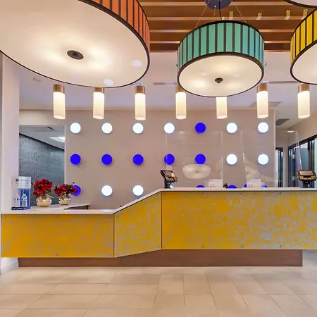 Hotel Glo Western Kanata West 3*