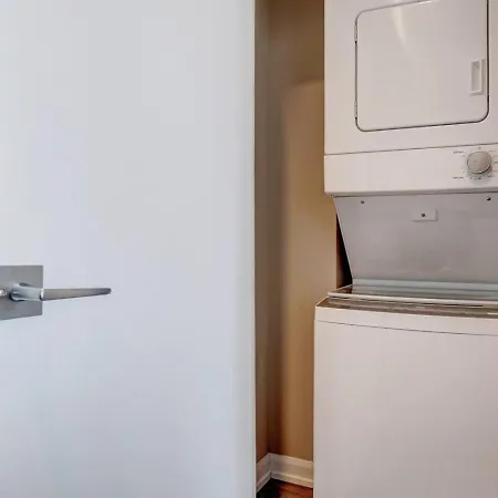 Corporate Wellington 1 Bedroom W Den Apartment