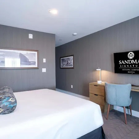 Hotel Sandman Signature Airport
