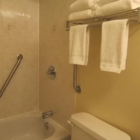 Travelodge By Wyndham West Hotel Ottawa