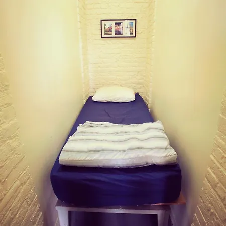 Saintlo Ottawa Jail Hostel *