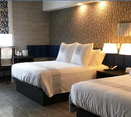 Hotel Glo Western Kanata West 3*
