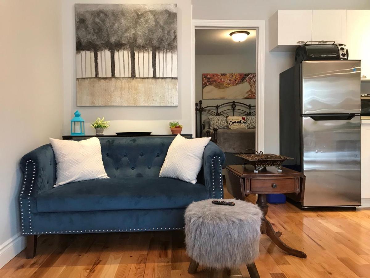 Downtown Executive Retreat With Private Balcony Near Bank Street - Sleep Max 2 *