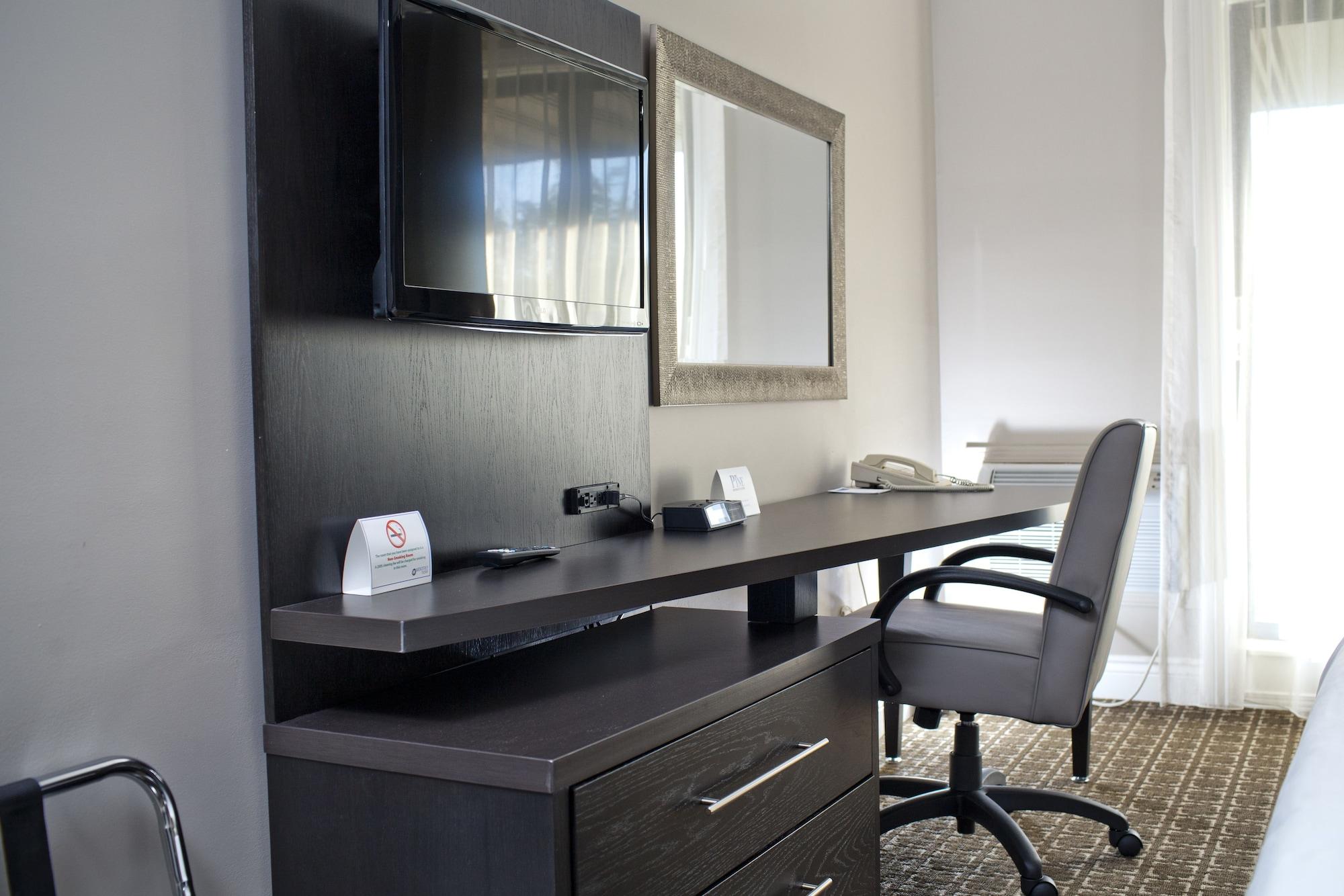Ramada By Wyndham On The Rideau 3*