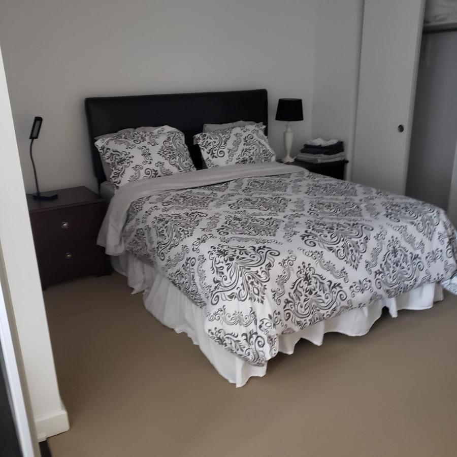 Lovely Entire 1 Bedroom Plus A Den Fully Furnished Apartment Ottawa