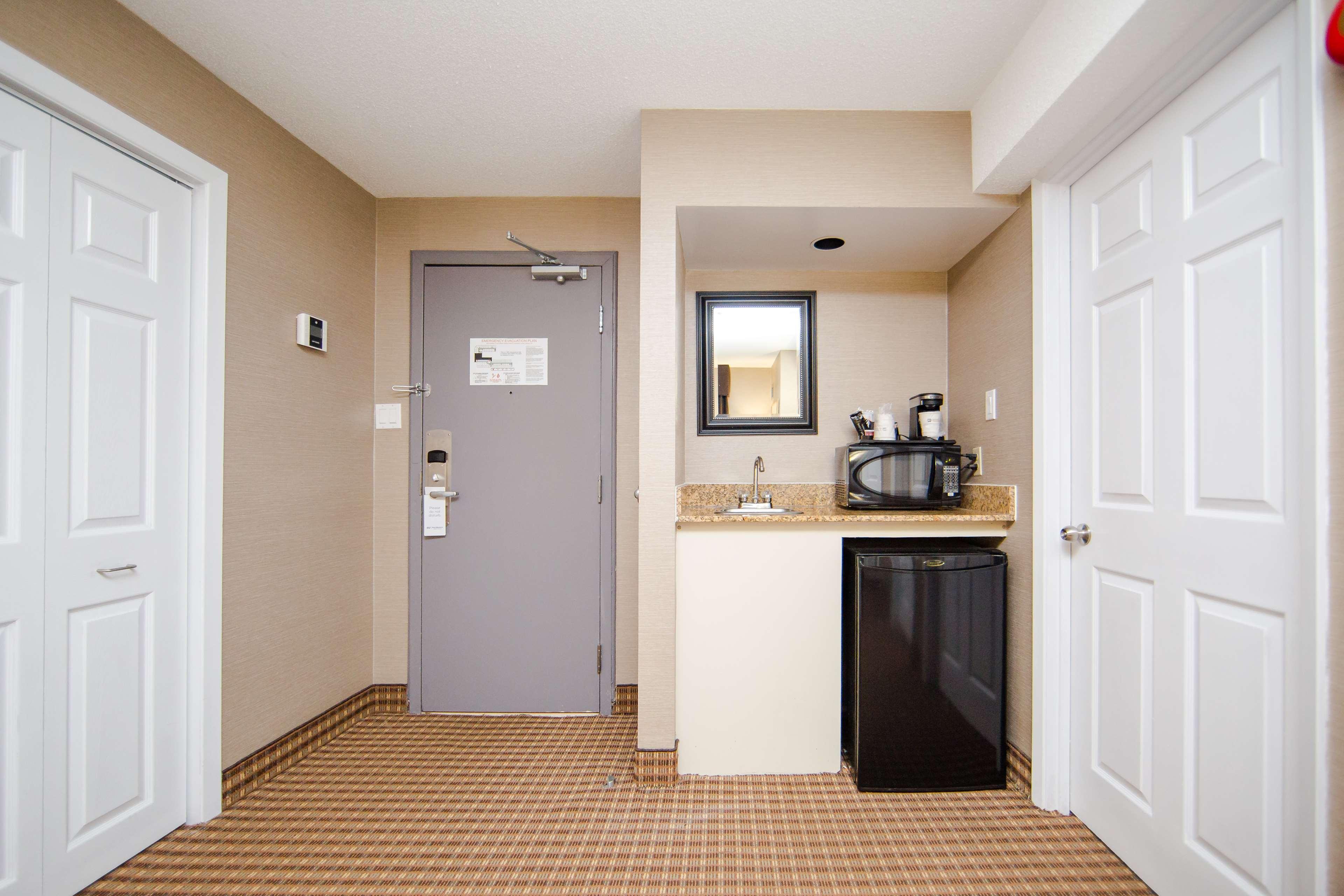 Western Kanata And Conference Centre Hotel 3*