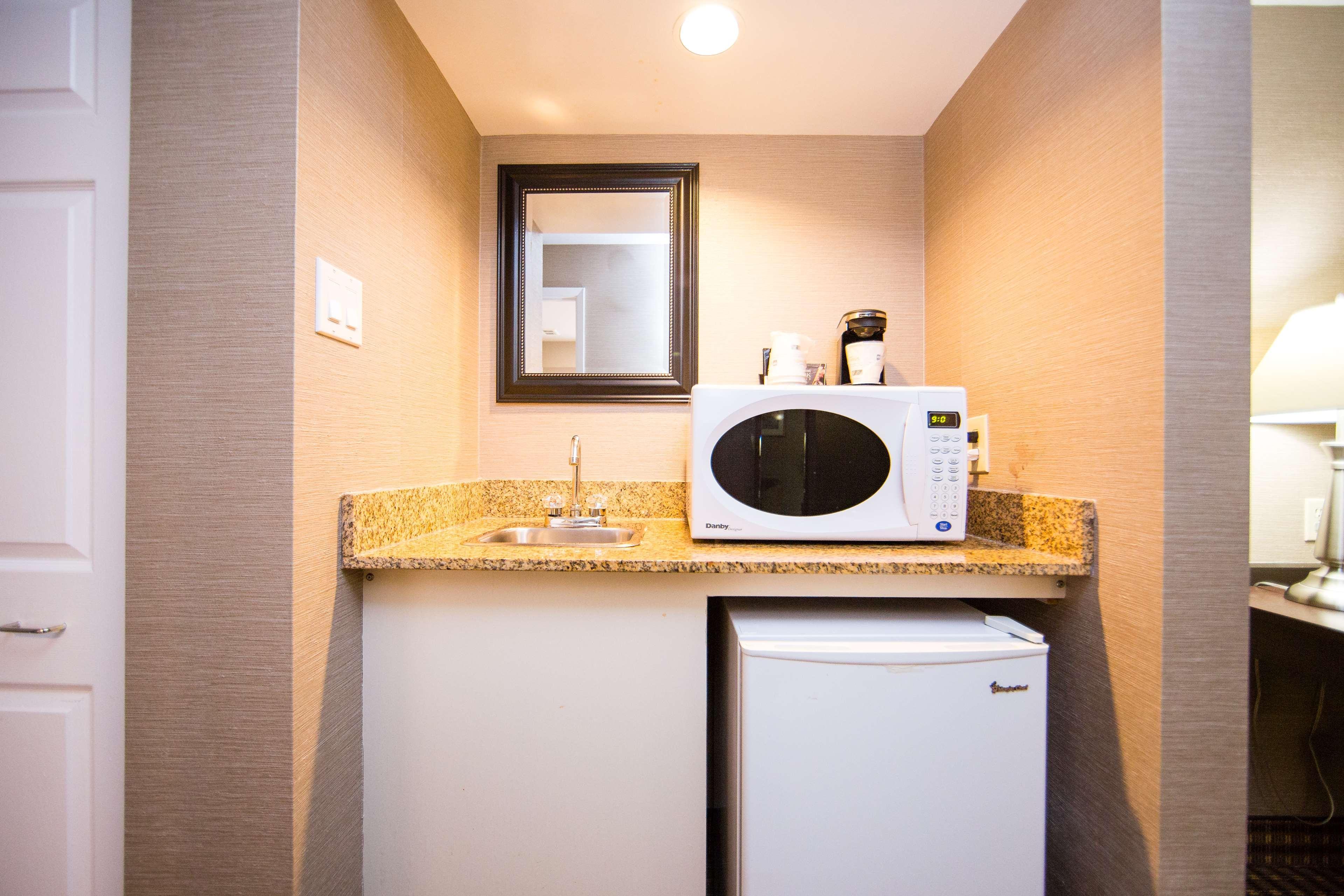Western Kanata And Conference Centre Hotel 3*