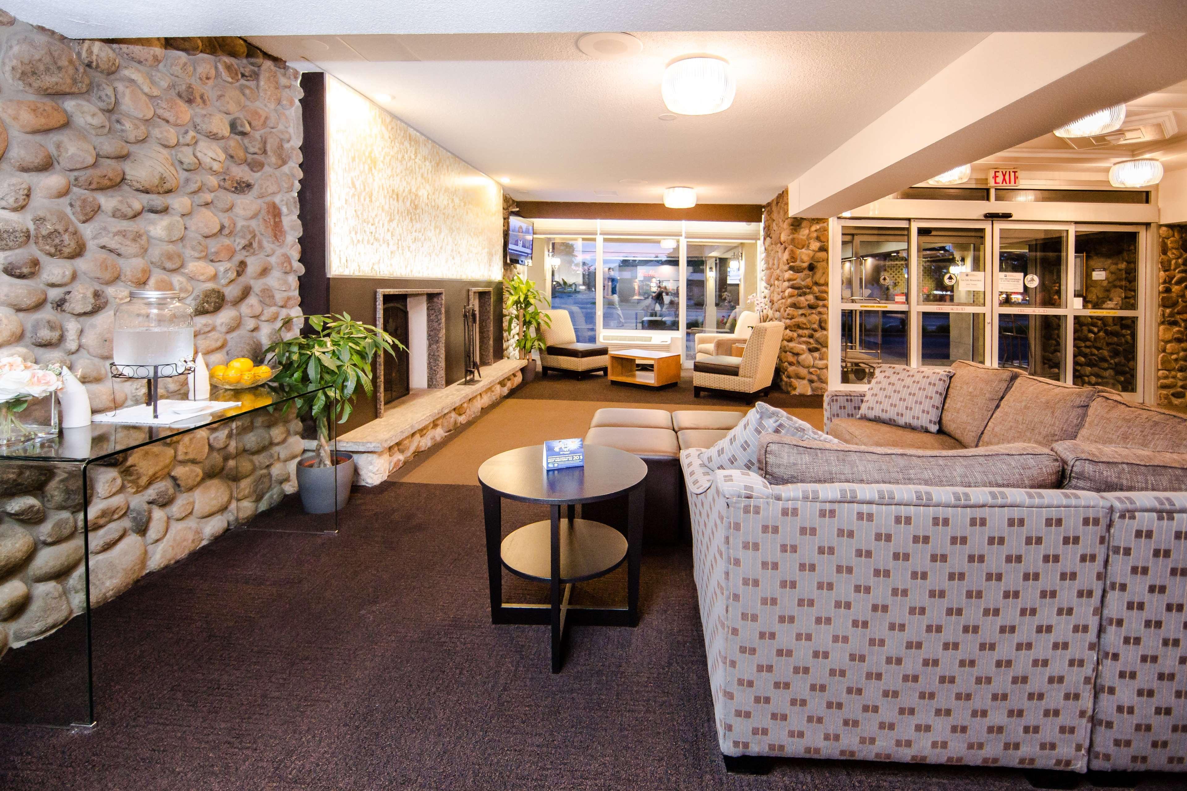 Western Kanata And Conference Centre Hotel 3*