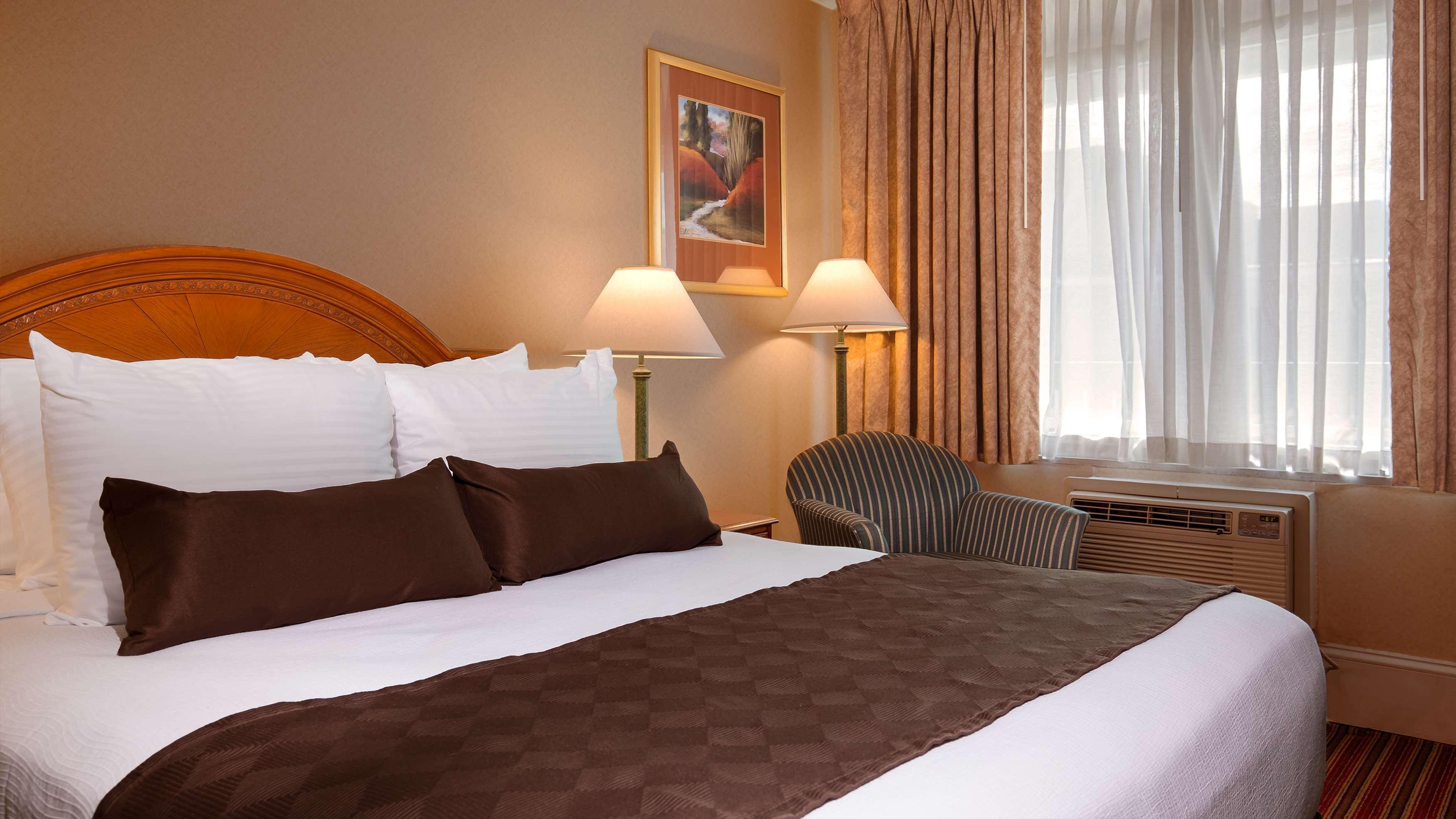 Western Kanata And Conference Centre Hotel